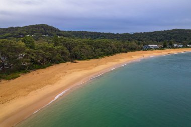 Central Coast, NSW, Avustralya 'daki Pearl Beach' ten yağan yağmurlu deniz manzarasından sonra.