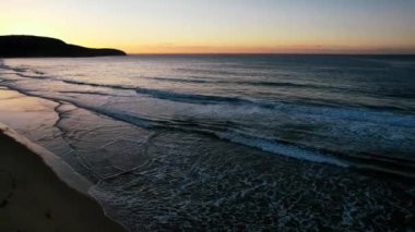 Gündoğumu deniz manzarası üzerinde uçarak Central Coast, NSW, Avustralya 'daki Killcare Sahili' nde. Central Coast, NSW, Avustralya 'daki Killcare Sahili' nde deniz manzarası..