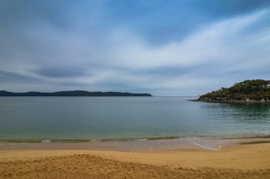 Central Coast, NSW, Avustralya 'daki Pearl Beach' ten yağan yağmurlu deniz manzarasından sonra.