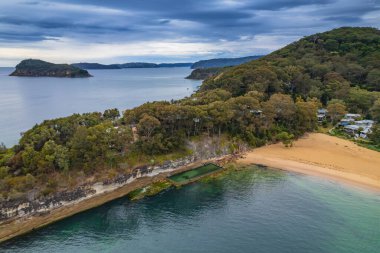 Central Coast, NSW, Avustralya 'daki Pearl Beach' ten yağan yağmurlu deniz manzarasından sonra.