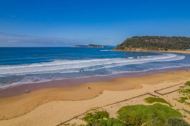 Güneyde kabaran deniz manzarası Orta Sahildeki Umina Sahili 'nde, NSW, Avustralya' da büyük dalgalar oluşturuyor..