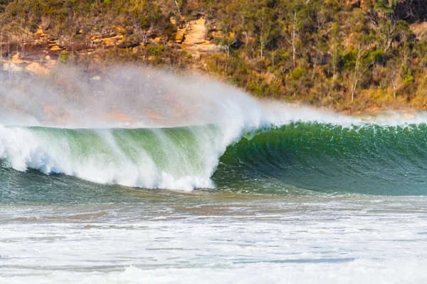 Enorme Surf Una Ventosa Giornata Nuvolosa Umina Beach Sulla Costa — Foto Stock