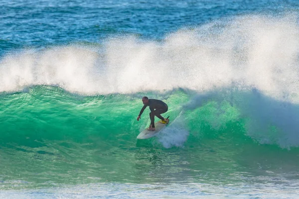 オーストラリア ニューサウスウェールズ州中央海岸のMacmasters Beachで5 8フィートの波の早朝サーフィン — ストック写真