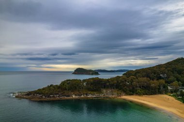 Central Coast, NSW, Avustralya 'daki Pearl Beach' ten yağan yağmurlu deniz manzarasından sonra.