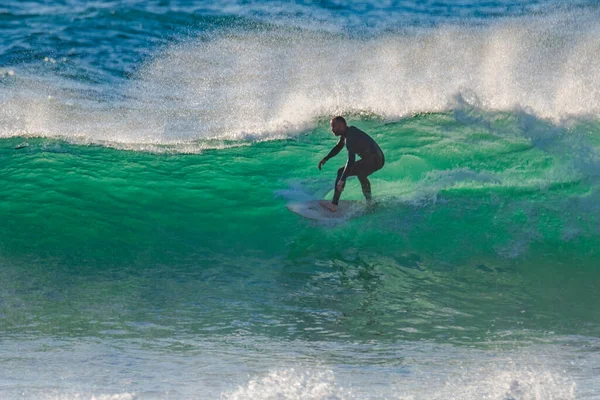 オーストラリア ニューサウスウェールズ州中央海岸のMacmasters Beachで5 8フィートの波の早朝サーフィン — ストック写真