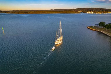 Woy Woy, NSW, Avustralya 'daki Brisbane Water üzerinde manzaralı bir uçuş..