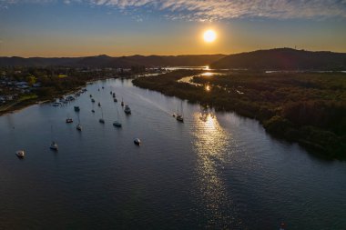 Woy Woy, NSW, Avustralya 'daki Brisbane Water üzerinde manzaralı bir uçuş..
