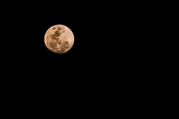 オーストラリア ニューサウスウェールズ州の中央海岸にあるWoy Woyで ほぼ満月に輝きを与える煙で満たされた空 — ストック写真