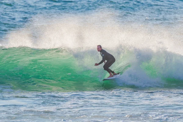 オーストラリア ニューサウスウェールズ州中央海岸のMacmasters Beachで5 8フィートの波の早朝サーフィン — ストック写真