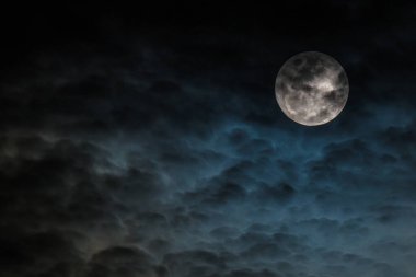 Dolunay ve bulut bulutu Avustralya, NSW 'nin merkez kıyısında Woy Woy üzerinde gece gökyüzünde sürükleniyor..