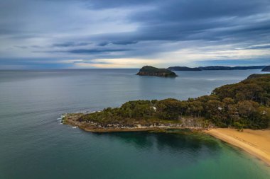 Central Coast, NSW, Avustralya 'daki Pearl Beach' ten yağan yağmurlu deniz manzarasından sonra.
