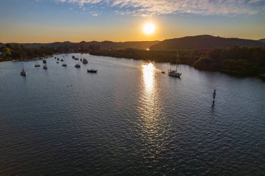 Woy Woy, NSW, Avustralya 'daki Brisbane Water üzerinde manzaralı bir uçuş..