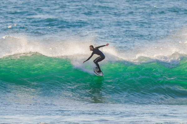 オーストラリア ニューサウスウェールズ州中央海岸のMacmasters Beachで5 8フィートの波の早朝サーフィン — ストック写真