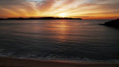 Sahil kenarında gün doğumu bulutlu gökyüzü Pearl Beach 'ten Central Coast, NSW, Avustralya.