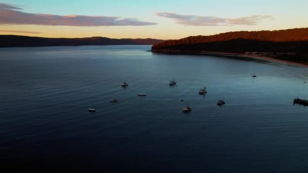 オーストラリア ニューサウスウェールズ州中央海岸のパタンガビーチからのブリック湾での漁船と日の出 — ストック動画