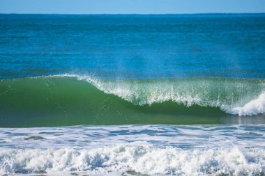 Güneydeki Umina Sahili 'nde, NSW, Avustralya' da dalgalar üretiliyor..