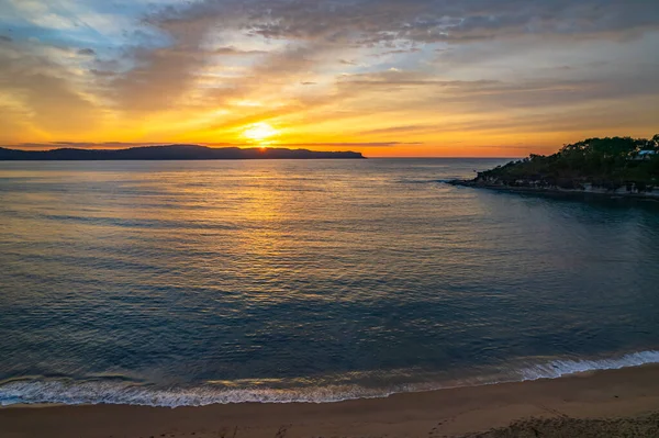 Sonnenaufgang Meer Mit Wolkenverhangenem Himmel Vom Pearl Beach Der Zentralküste — Stockfoto