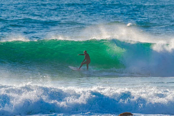 オーストラリア ニューサウスウェールズ州中央海岸のMacmasters Beachで5 8フィートの波の早朝サーフィン — ストック写真