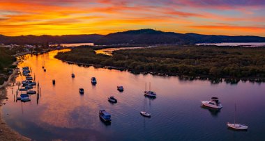 Woy Woy, NSW, Avustralya 'da renkli yüksek bulutlu manzaralı tekneler..