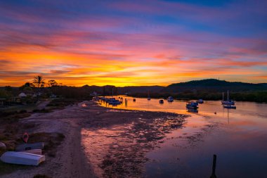 Woy Woy, NSW, Avustralya 'da renkli yüksek bulutlu günbatımı manzarası.