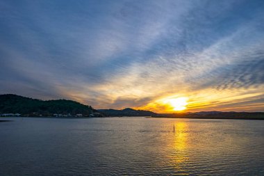 Central Coast, NSW, Avustralya 'daki Woy Woy' da bulutlu havadan gün doğumu manzarası..