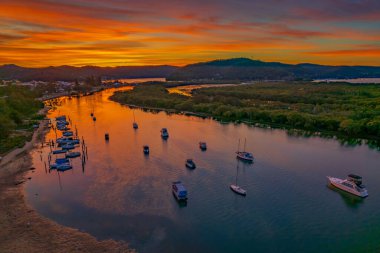 Woy Woy, NSW, Avustralya 'da renkli yüksek bulutlu günbatımı manzarası.