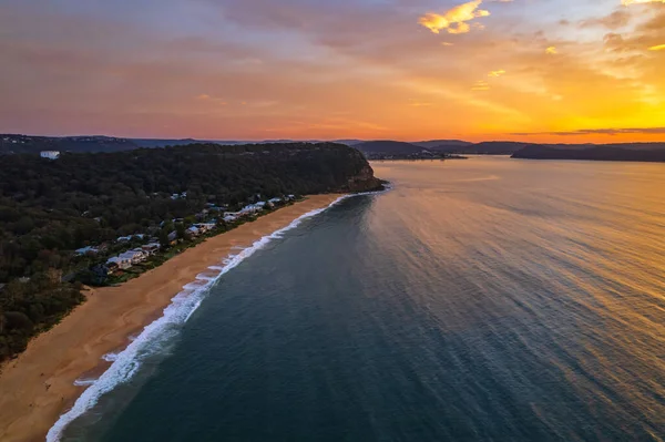 Soluppgång Vid Havet Med Moln Fylld Himmel Från Pearl Beach — Stockfoto