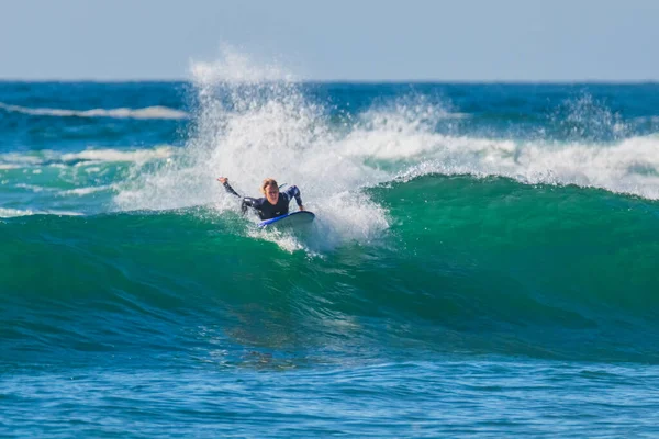 オーストラリア ニューサウスウェールズ州中央海岸のMacmasters Beachで波とサーファーとの朝の海 — ストック写真