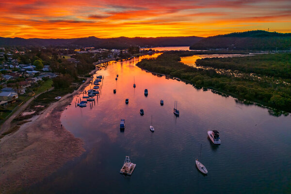 Красочные высокие облака заката водный пейзаж с лодками в Woy Woy, NSW, Австралия.