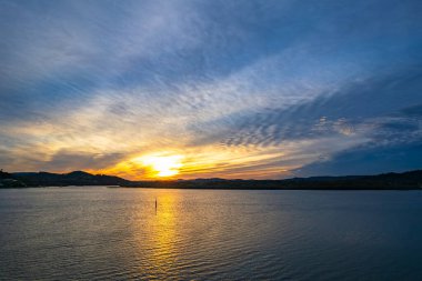 Central Coast, NSW, Avustralya 'daki Woy Woy' da bulutlu havadan gün doğumu manzarası..