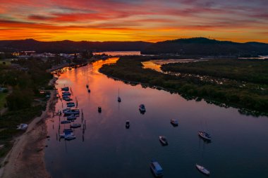 Woy Woy, NSW, Avustralya 'da renkli yüksek bulutlu günbatımı manzarası.