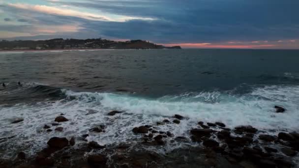 Мыс Восхода Солнца Волнами Облаками Пляже Авока Центральном Побережье Штата — стоковое видео