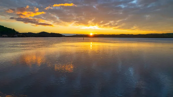 Paisaje Acuático Salida Del Sol Aéreo Con Una Mezcla Cubierta — Foto de Stock