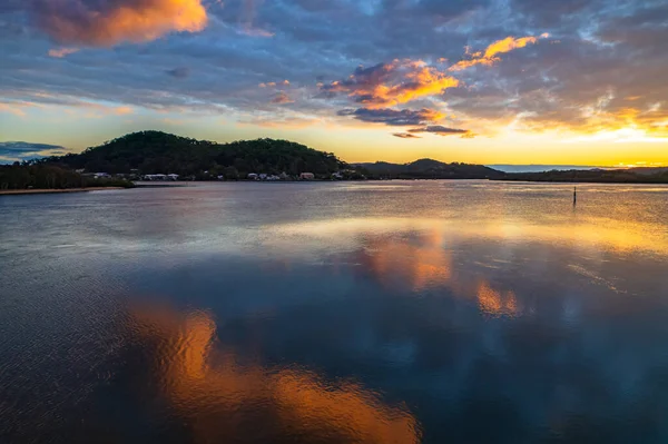 Paisaje Acuático Salida Del Sol Aéreo Con Una Mezcla Cubierta — Foto de Stock