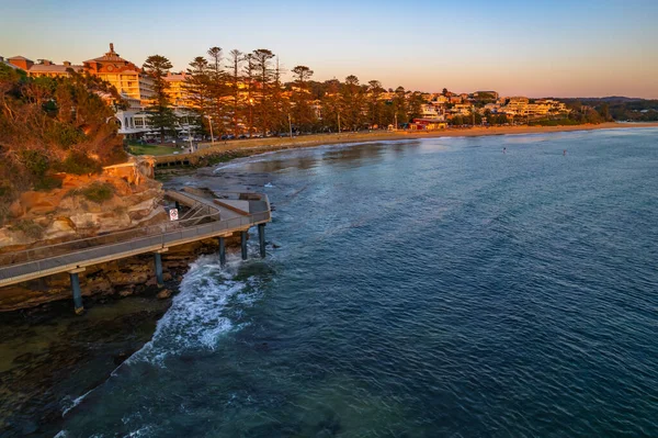 NSW, Avustralya 'nın merkez kıyısındaki Terrigal kıyı banliyösüne bakan teknelerle açık hava güneşinin doğduğu deniz manzarası..