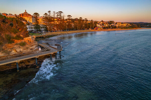 Ясное небо воздушный восход солнца морской пейзаж с лодками с видом на прибрежный пригород Терригал на Центральном побережье, NSW, Австралия.