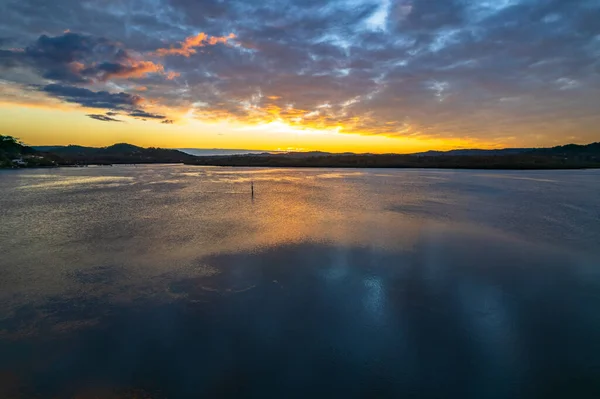 Paisaje Acuático Salida Del Sol Aéreo Con Una Mezcla Cubierta — Foto de Stock