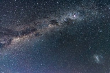 Samanyolu 'nun gece gökyüzü Blayney, Orta Batı, NSW, Avustralya' da yıldızlarla doluydu..