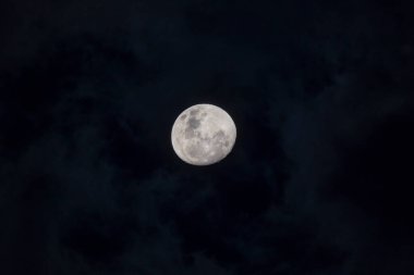 Balmumu ay% 79 'da yağmur bulutu altında Broulee, South Coast, NSW, Avustralya' dan akşam gökyüzünü kapladı..