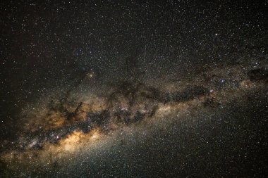 Samanyolu 'nun gece gökyüzü Blayney, Orta Batı, NSW, Avustralya' da yıldızlarla doluydu..