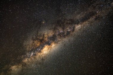 Samanyolu 'nun gece gökyüzü Blayney, Orta Batı, NSW, Avustralya' da yıldızlarla doluydu..