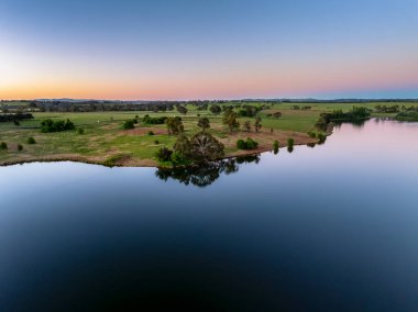Orta Batı, NSW, Avustralya 'daki Carcoar Barajı' nda Alacakaranlık Sakin