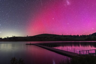 Güney Işıkları - Aurora Australis ve gece gökyüzü Orta Batı, NSW, Avustralya 'daki Carcoar Barajı' nda pembe çizgilerle doluydu..