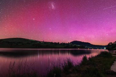 Güney Işıkları - Aurora Australis ve gece gökyüzü Orta Batı, NSW, Avustralya 'daki Carcoar Barajı' nda pembe çizgilerle doluydu..
