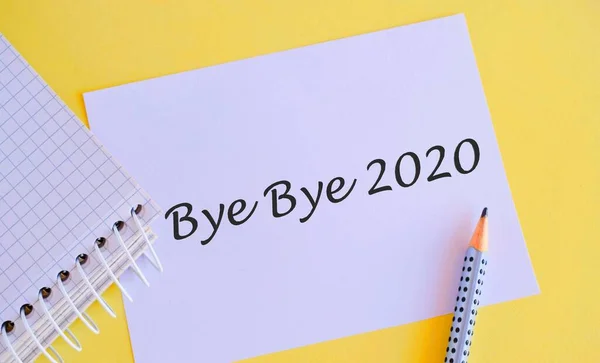 Sarı Arka Planda Güle Güle 2020 Yazılı Kalem Beyaz Kağıt — Stok fotoğraf