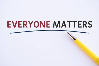 Kelime yazma mesajı Herkes Önemlidir. Tüm gösteriler için iş konsepti itibar ve saygı görme hakkına sahiptir..