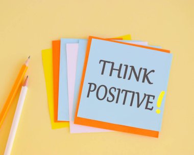 Doğru, yazarken pozitif düşün. Pozitif tutum için iş konsepti, renkli notlar üzerine olumlu metin düşünün.