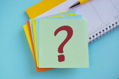 Renkli notta kırmızı soru işareti, parlak mavi arkaplan.