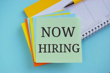 Renkli bir notla işe alım. açık mavi arkaplan.