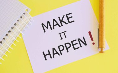 Sarı arka planda, beyaz bir kağıda 